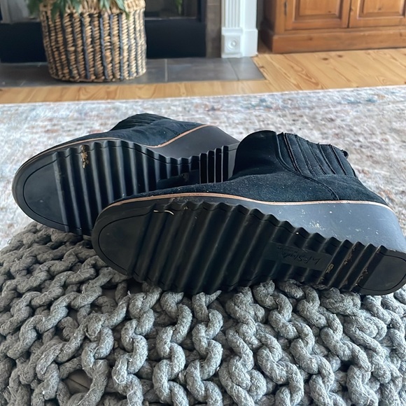 Women’s booties size 7 - Picture 3 of 4